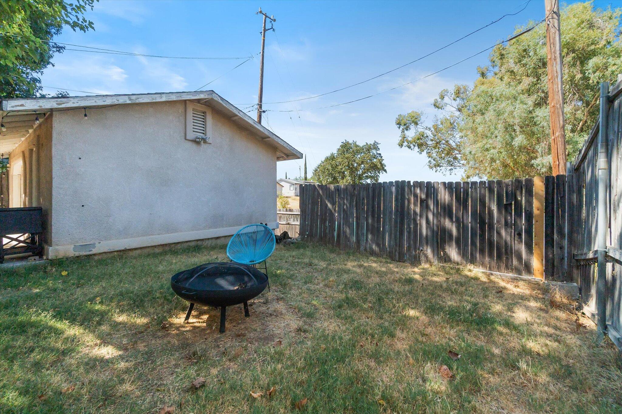 1514 Walbridge Street Red Bluff, CA 96080 - Photo 28 of 36 a backyard of a house