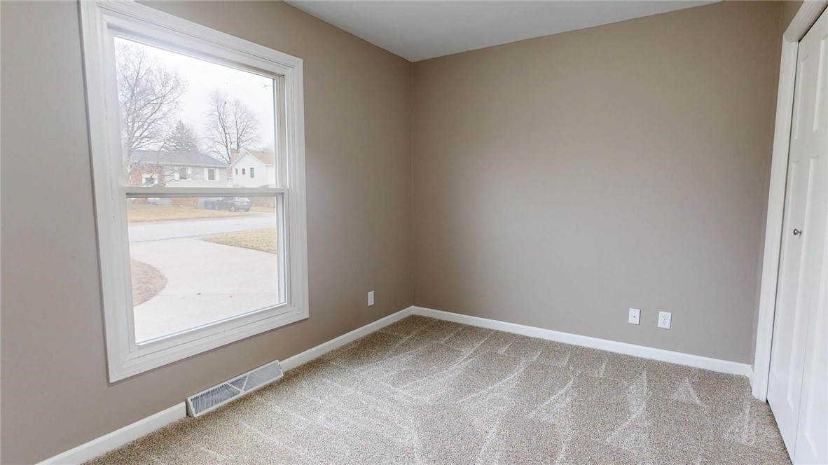 4153 Buckingham Drive Decatur, IL 62526 - Photo 26 of 34 an empty room with a window