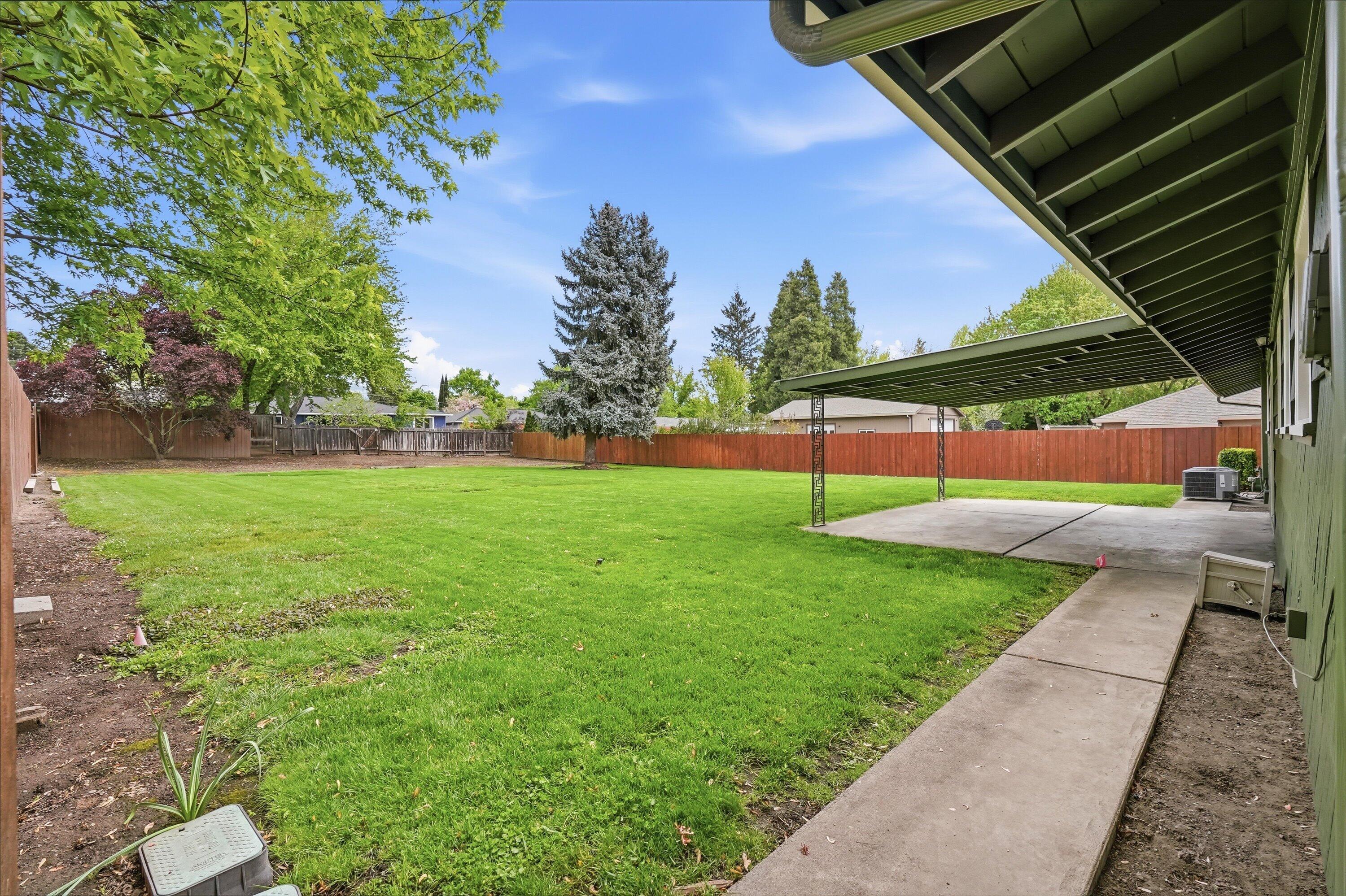 689 South Modoc Avenue Medford, OR 97504 - Photo 32 of 47 Huge backyard