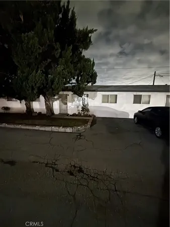 a view of a house with backyard