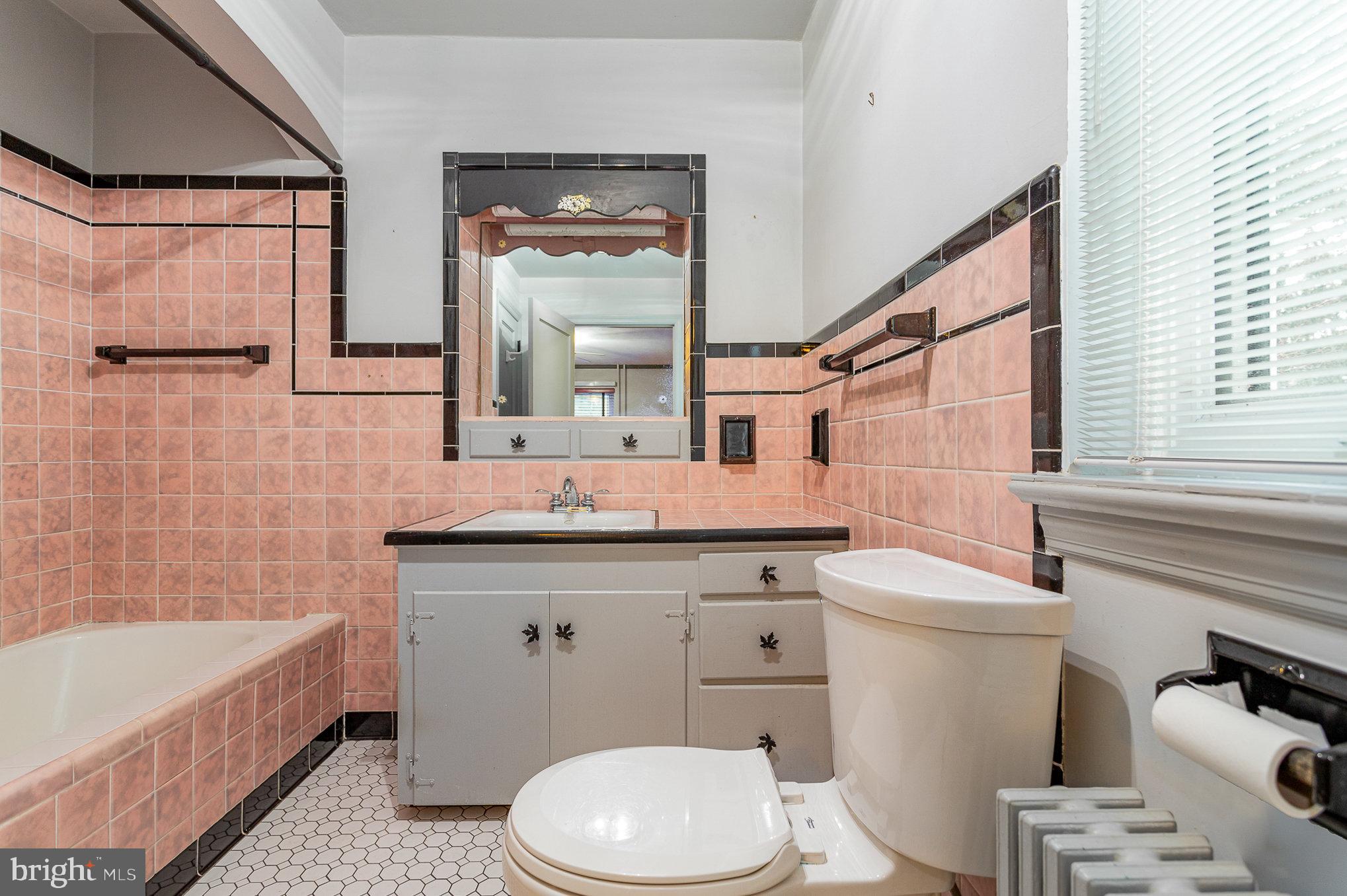 1900 Crescent Road York, PA 17403 - Photo 18 of 39 First Floor Bath