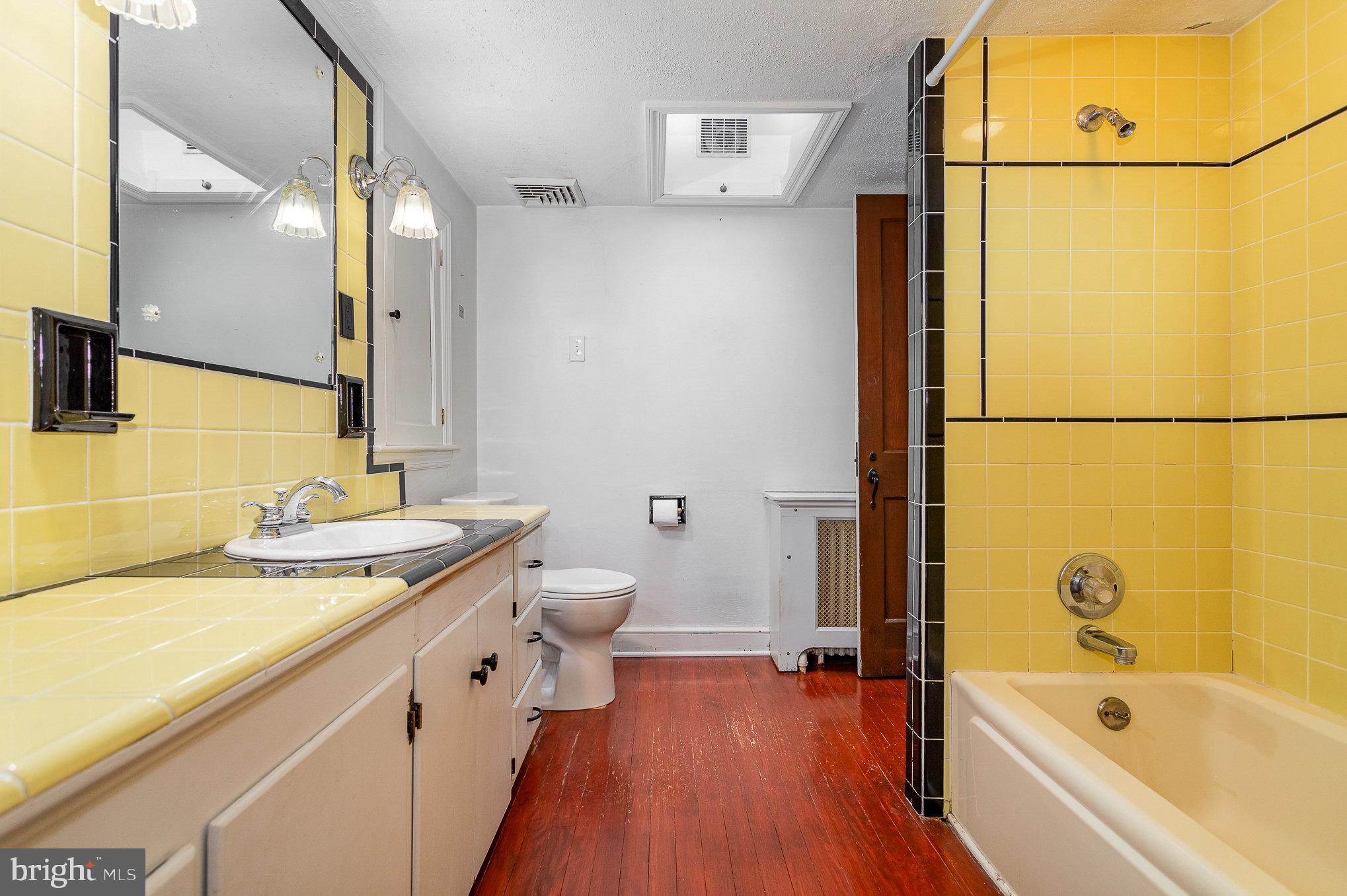 1900 Crescent Road York, PA 17403 - Photo 21 of 39 Second Floor bath