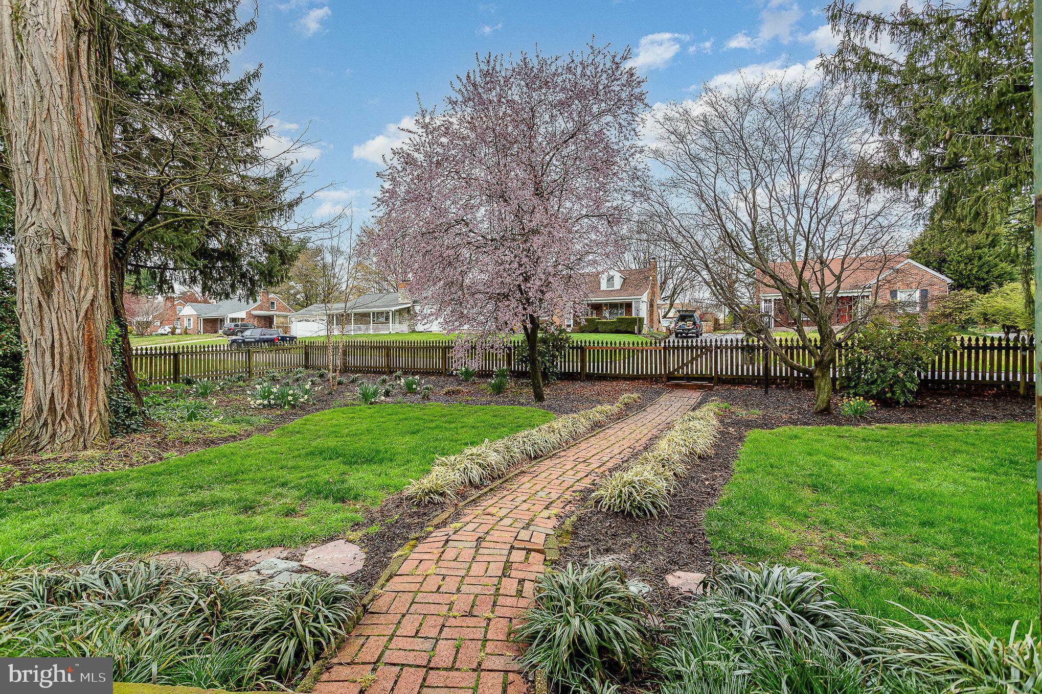 1900 Crescent Road York, PA 17403 - Photo 4 of 39