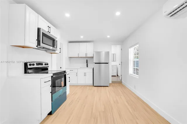 $2,995 | 2419 Coolidge Street, Unit 1, Hollywood, FL 33020