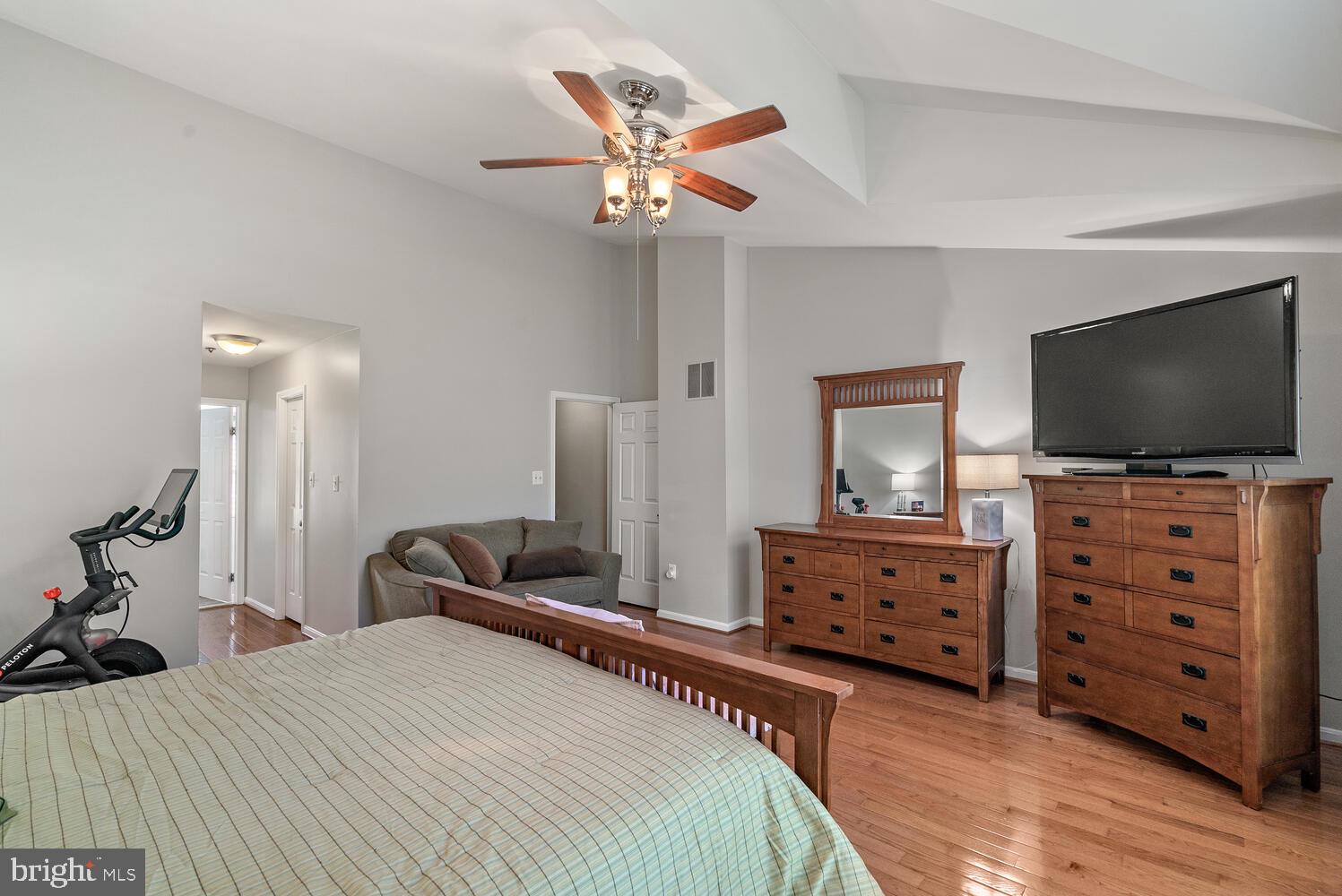 3054 South Glebe Road Arlington, VA 22206 - Photo 22 of 36 Spacious & Light Filled