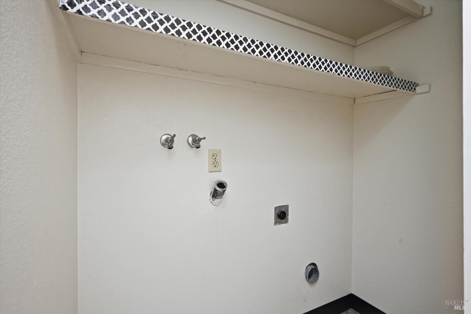498 Santa Alicia Drive Rohnert Park, CA 94928 - Photo 14 of 18 a view of a hallway