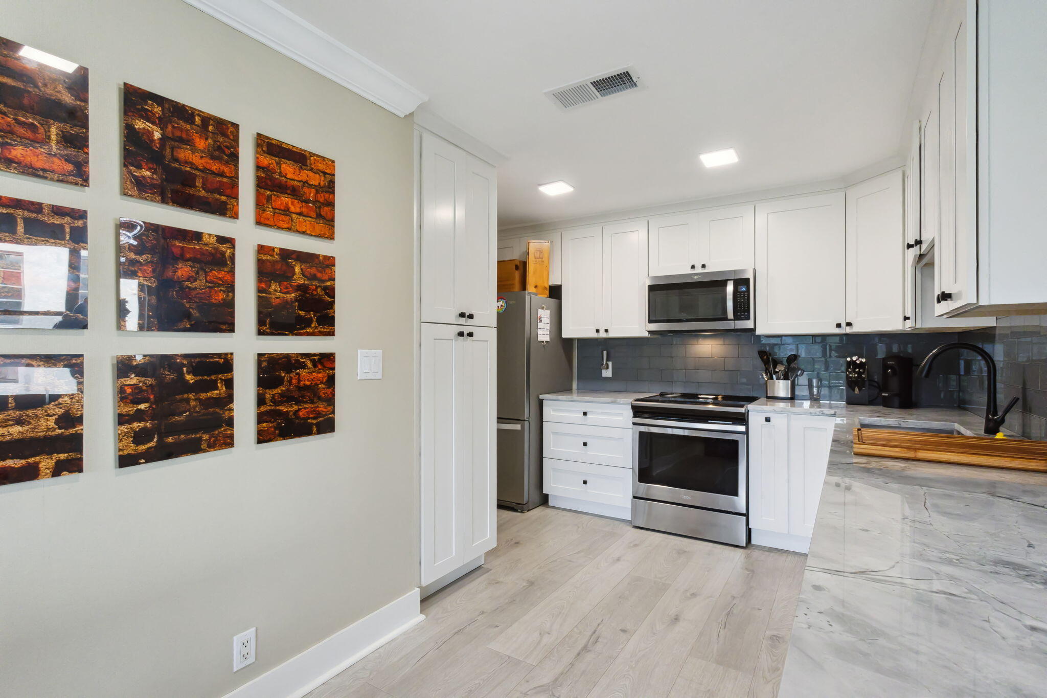 6716 Tiburon Circle Boca Raton, FL 33433 - Photo 12 of 22 Light kitchen2