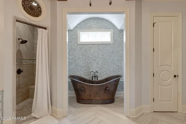 $869,000 | 128 Oakview Boulevard, Lafayette, LA 70503