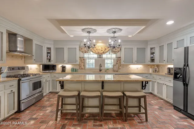 $869,000 | 128 Oakview Boulevard, Lafayette, LA 70503