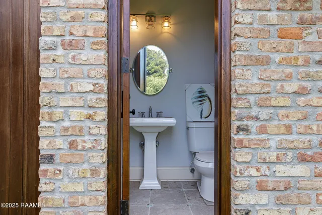 $869,000 | 128 Oakview Boulevard, Lafayette, LA 70503