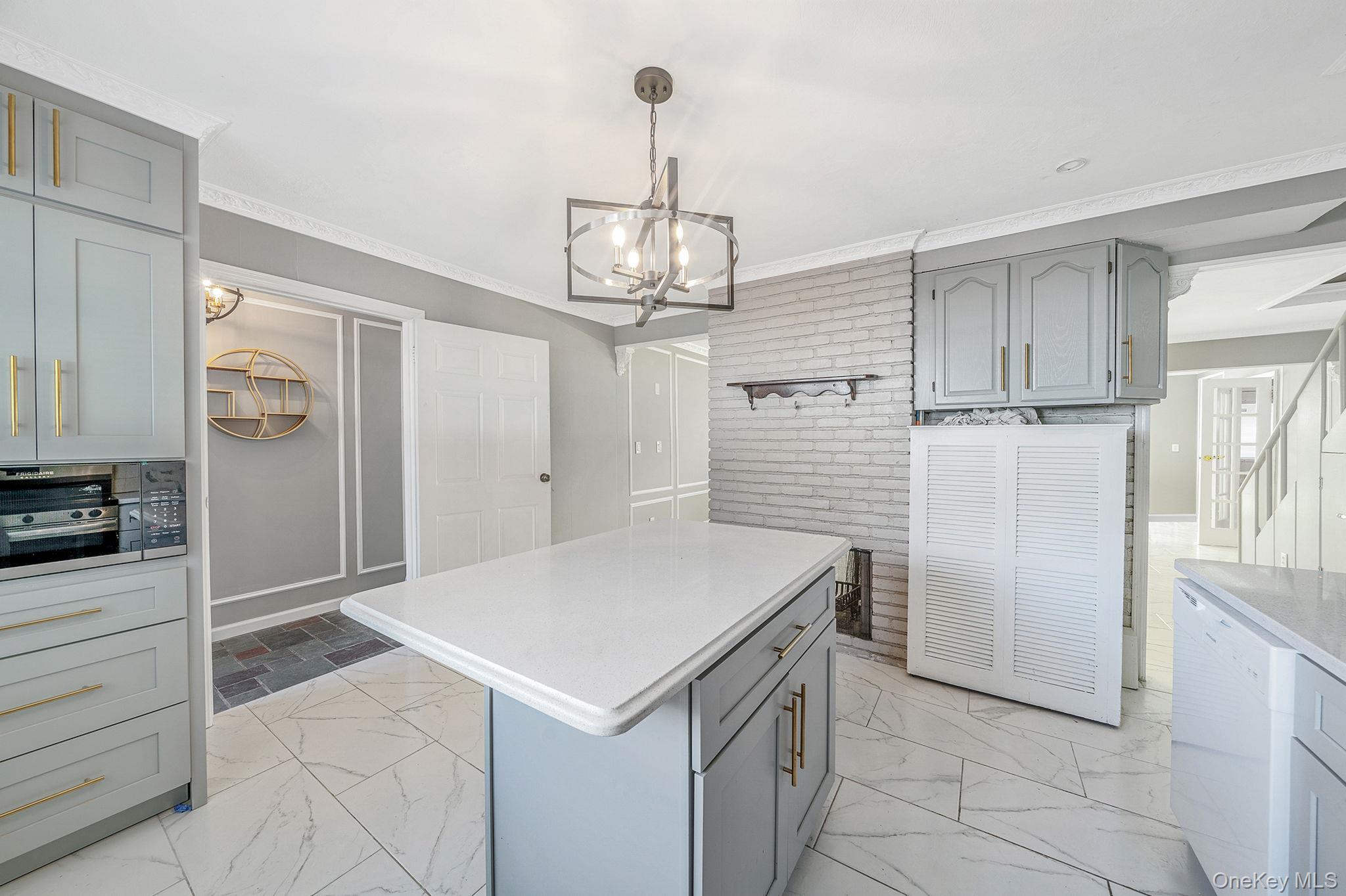 95 Lantern Road Hicksville, NY 11801 - Photo 8 of 36