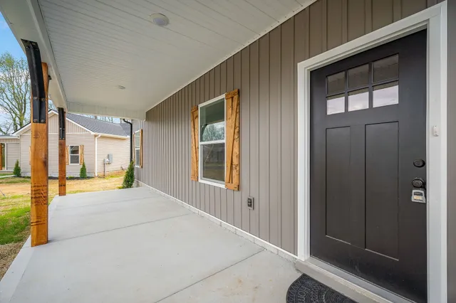a view of an entryway with a livingroom