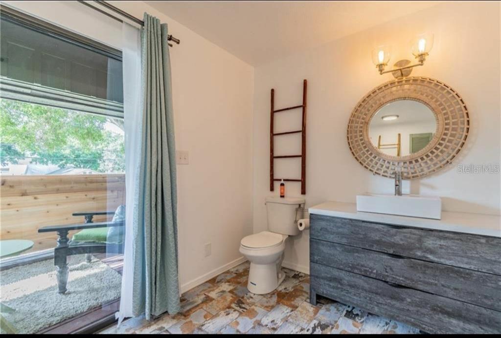 368 Ridge Road Southwest Largo, FL 33770 - Photo 17 of 46 a bathroom with a toilet a sink and mirror