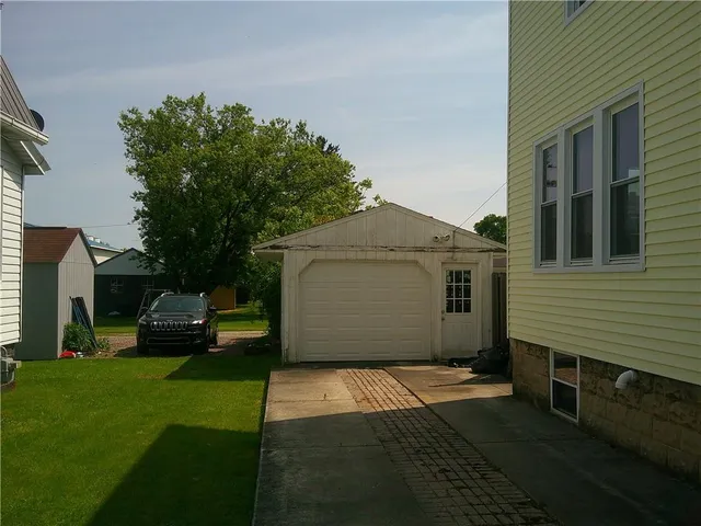 a view of backyard of the house