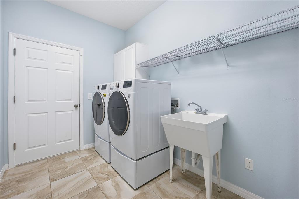 5608 Strong Point Weirsdale, FL 32195 - Photo 39 of 56 a utility room with dryer and washer