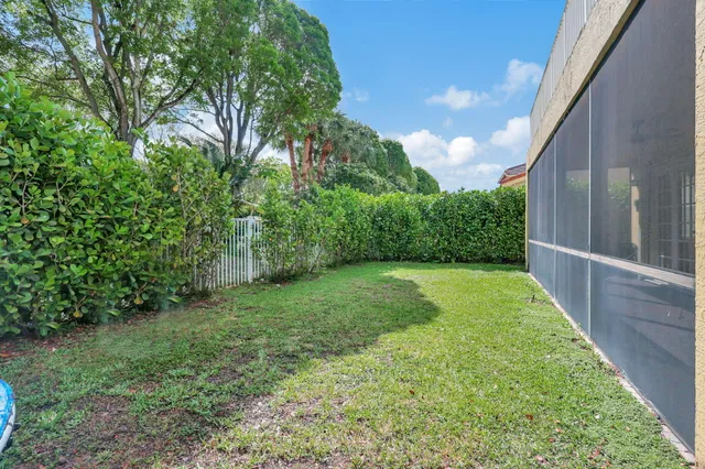 a view of yard with green space