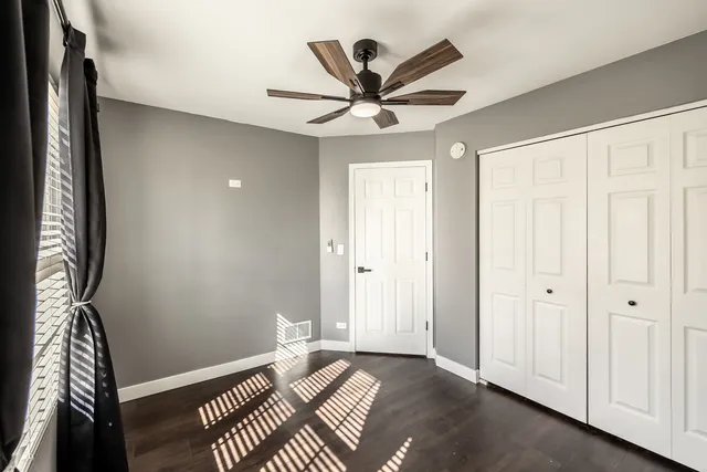 a view of a livingroom with a ceiling fan