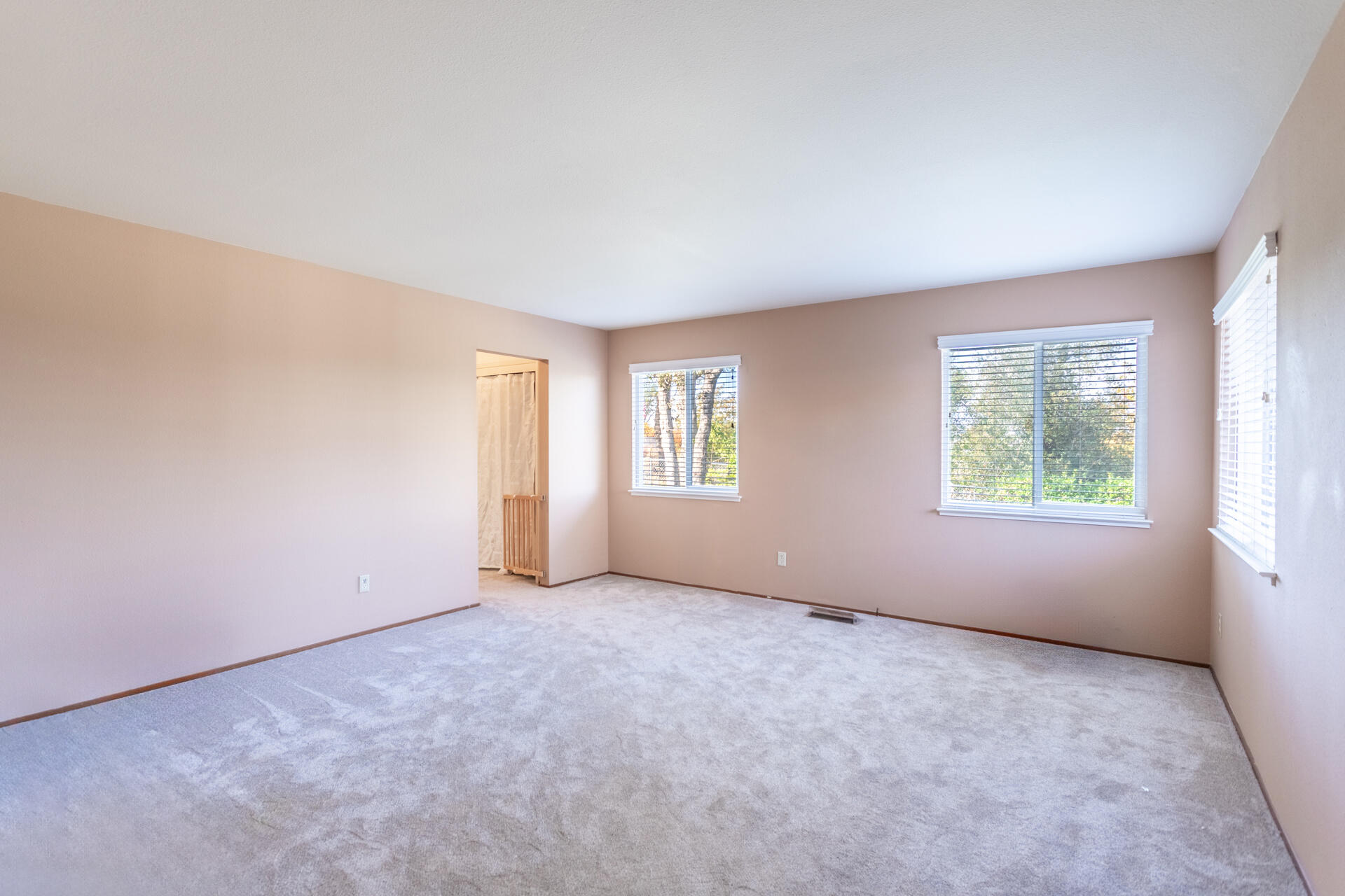8818 Valley View Road Redding, CA 96001 - Photo 10 of 37 an empty room with windows