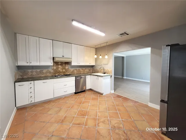 $2,350 | 6355 West Twain Avenue, Las Vegas, NV 89103