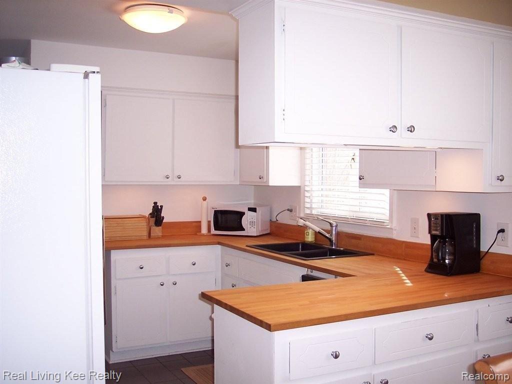 2963 Mohawk Lane Rochester, MI 48306 - Photo 8 of 25 Another view of Kitchen