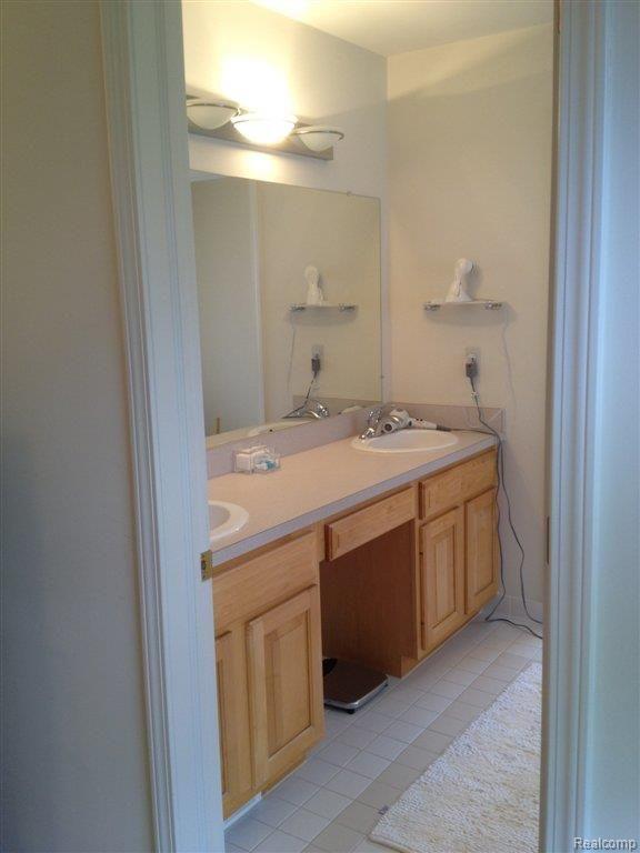 943 Dakota Court Rochester, MI 48307 - Photo 15 of 24 MASTER BATH 2.JPG