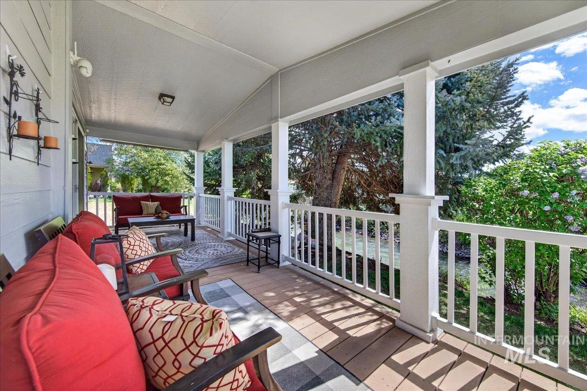 421 South Curtis Road, Unit 118 Boise, ID 83705 - Photo 39 of 49 Covered porch with outdoor seating