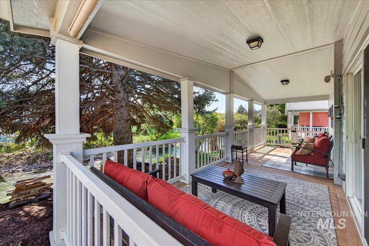 421 South Curtis Road, Unit 118 Boise, ID 83705 - Photo 41 of 49 Covered porch featuring an outdoor living space