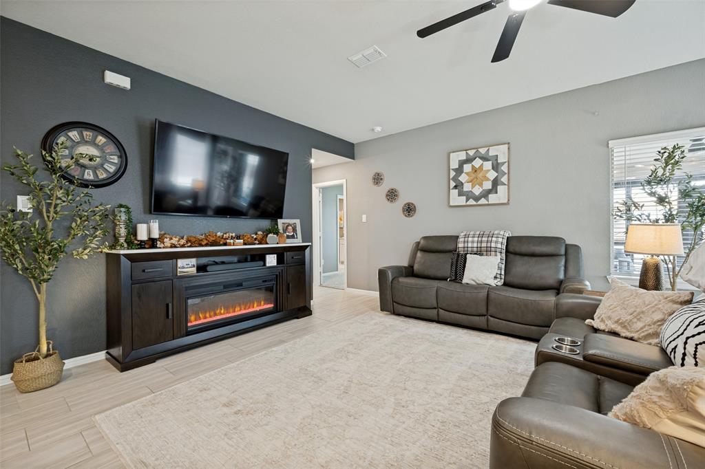 5529 Legends Way Krum, TX 76249 - Photo 9 of 27 Gallery Image 9