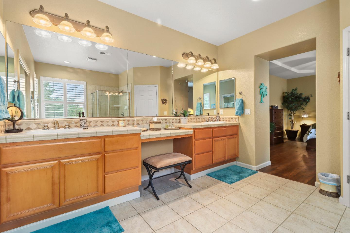 1960 County Down Way Gilroy, CA 95020 - Photo 23 of 62 a spacious bathroom with a sink a mirror and a bathtub