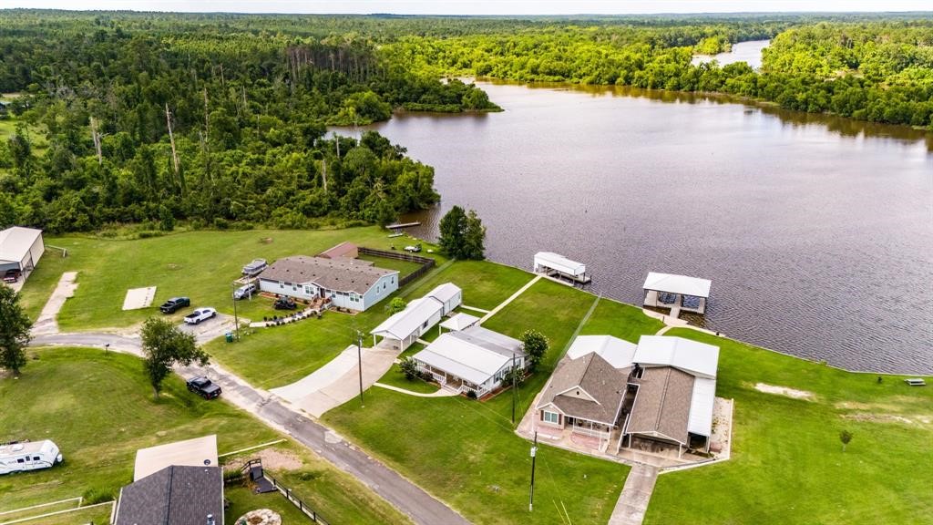 122 Read Oak Onalaska, TX 77360 - Photo 33 of 34 an aerial view of a house with a lake view