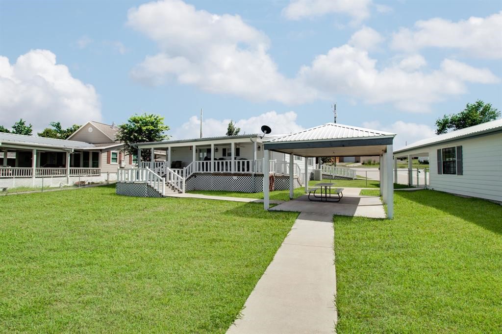 122 Read Oak Onalaska, TX 77360 - Photo 6 of 34 a front view of a house with garden