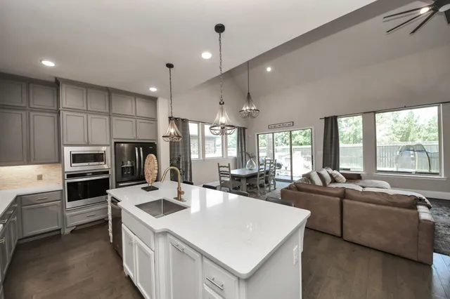 $510,000 | 633 Ashbrook Ridge Lane, Pinehurst, TX 77362