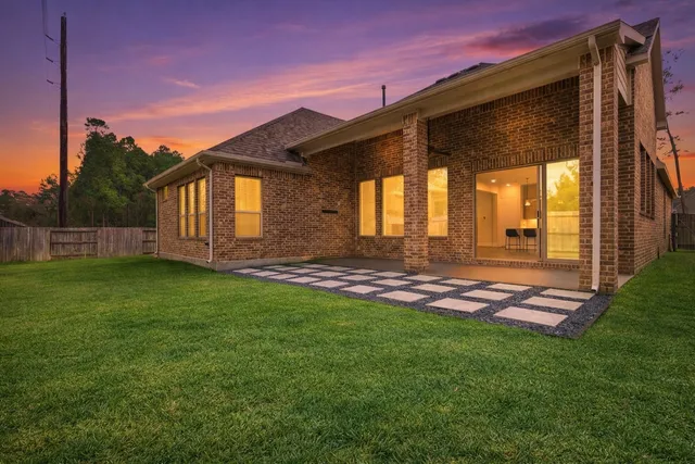 $510,000 | 633 Ashbrook Ridge Lane, Pinehurst, TX 77362