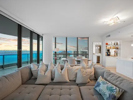 $2,100,000 | 1331 Brickell Bay Drive, Unit 1811, Miami, FL 33131