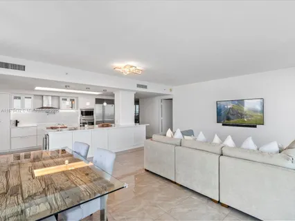 $2,100,000 | 1331 Brickell Bay Drive, Unit 1811, Miami, FL 33131