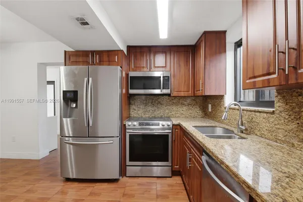 $3,500 | 3210 Southwest 26th Street, Unit 3210, Miami, FL 33133