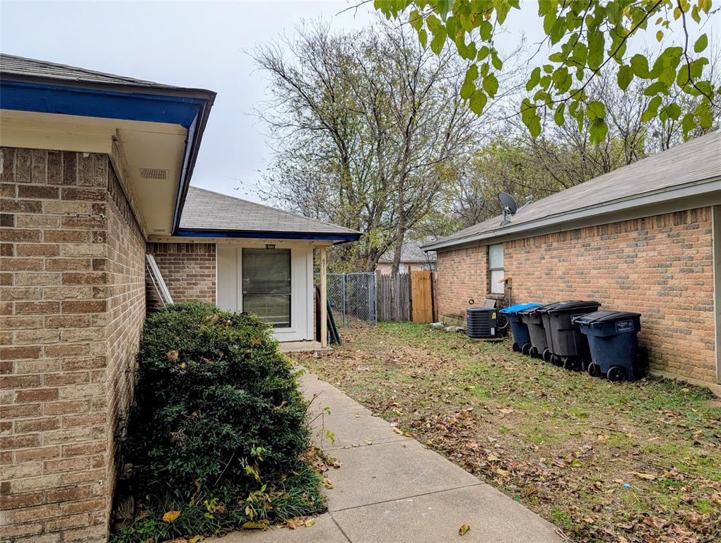 6709 Ridgecrest Court Fort Worth, TX 76133 - Photo 3 of 16