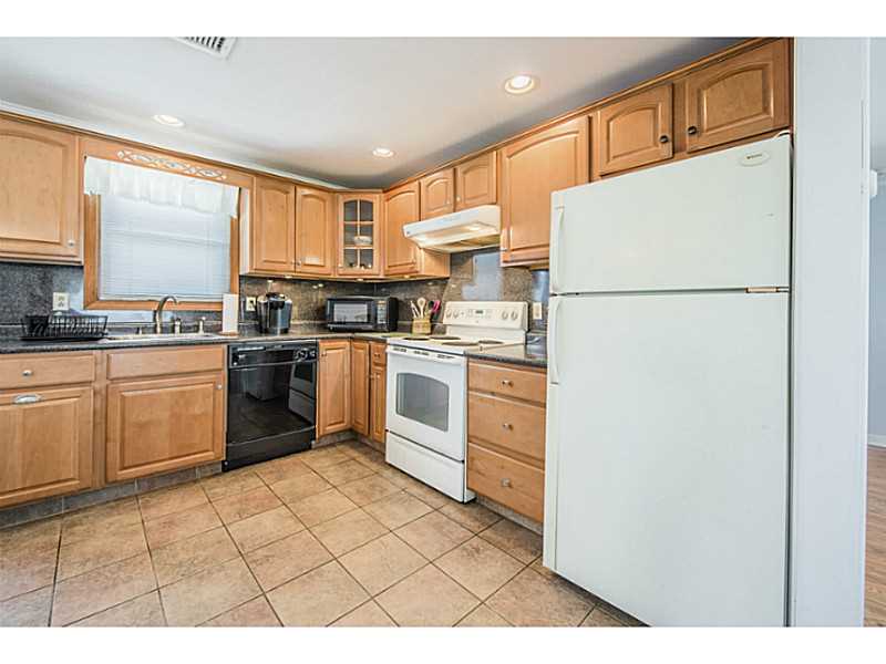 40 Middle Road Narragansett, RI 02882 - Photo 5 of 22 Kitchen.