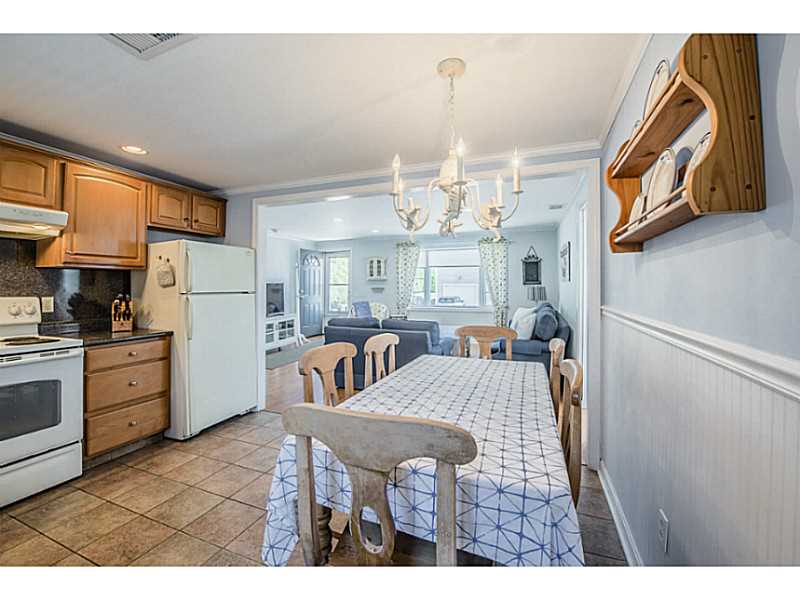 40 Middle Road Narragansett, RI 02882 - Photo 6 of 22 Dining Area. Eat In Kitchen