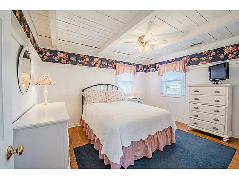 40 Middle Road Narragansett, RI 02882 - Photo 10 of 22 Bedroom. All Bedrooms Have Flat Screen TV s