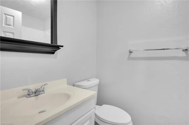 $1,600 | 4627 Bayshore Drive, Unit I8, Naples, FL 34112