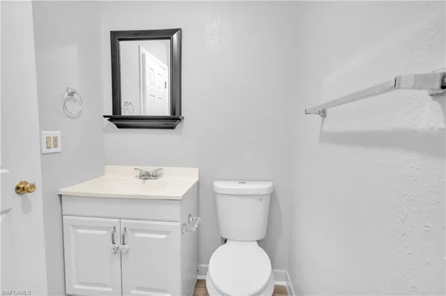 $1,600 | 4627 Bayshore Drive, Unit I8, Naples, FL 34112