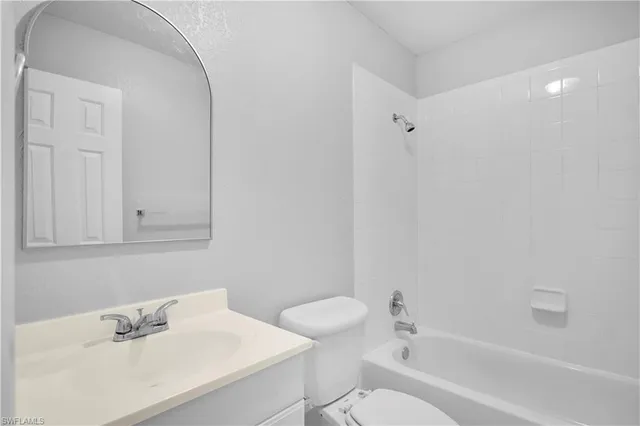$1,600 | 4627 Bayshore Drive, Unit I8, Naples, FL 34112