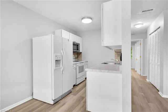 $1,600 | 4627 Bayshore Drive, Unit I8, Naples, FL 34112