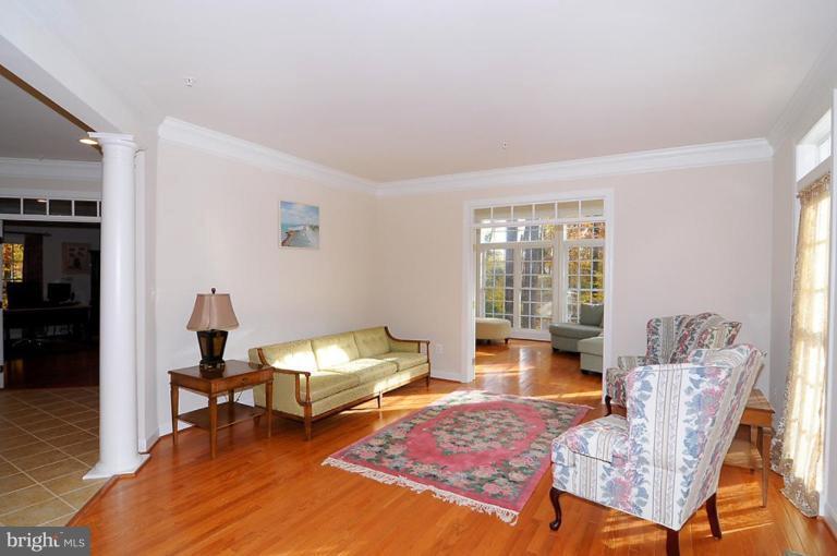 4501 Pinetree Road Rockville, MD 20853 - Photo 5 of 26 Living Room