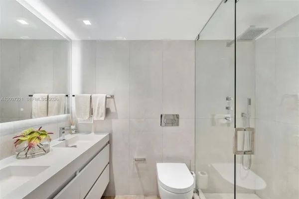 $11,500 | 2301 Collins Avenue, Unit 902, Miami Beach, FL 33139