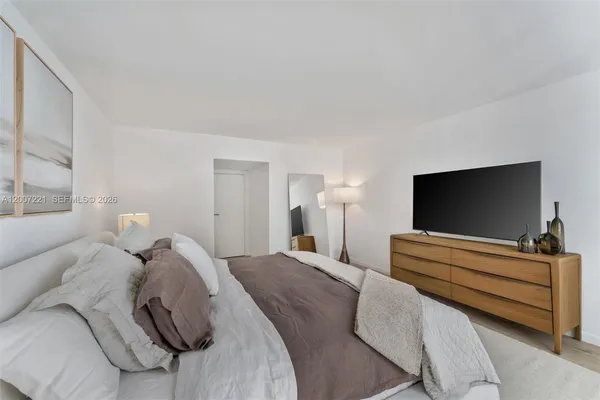 $11,500 | 2301 Collins Avenue, Unit 902, Miami Beach, FL 33139