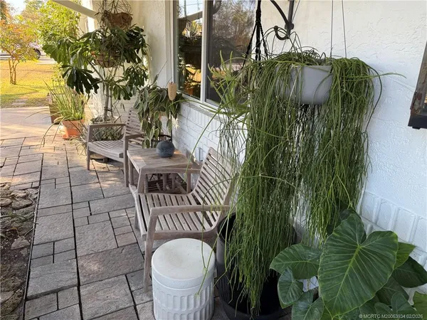 a view of a yard in front of the house