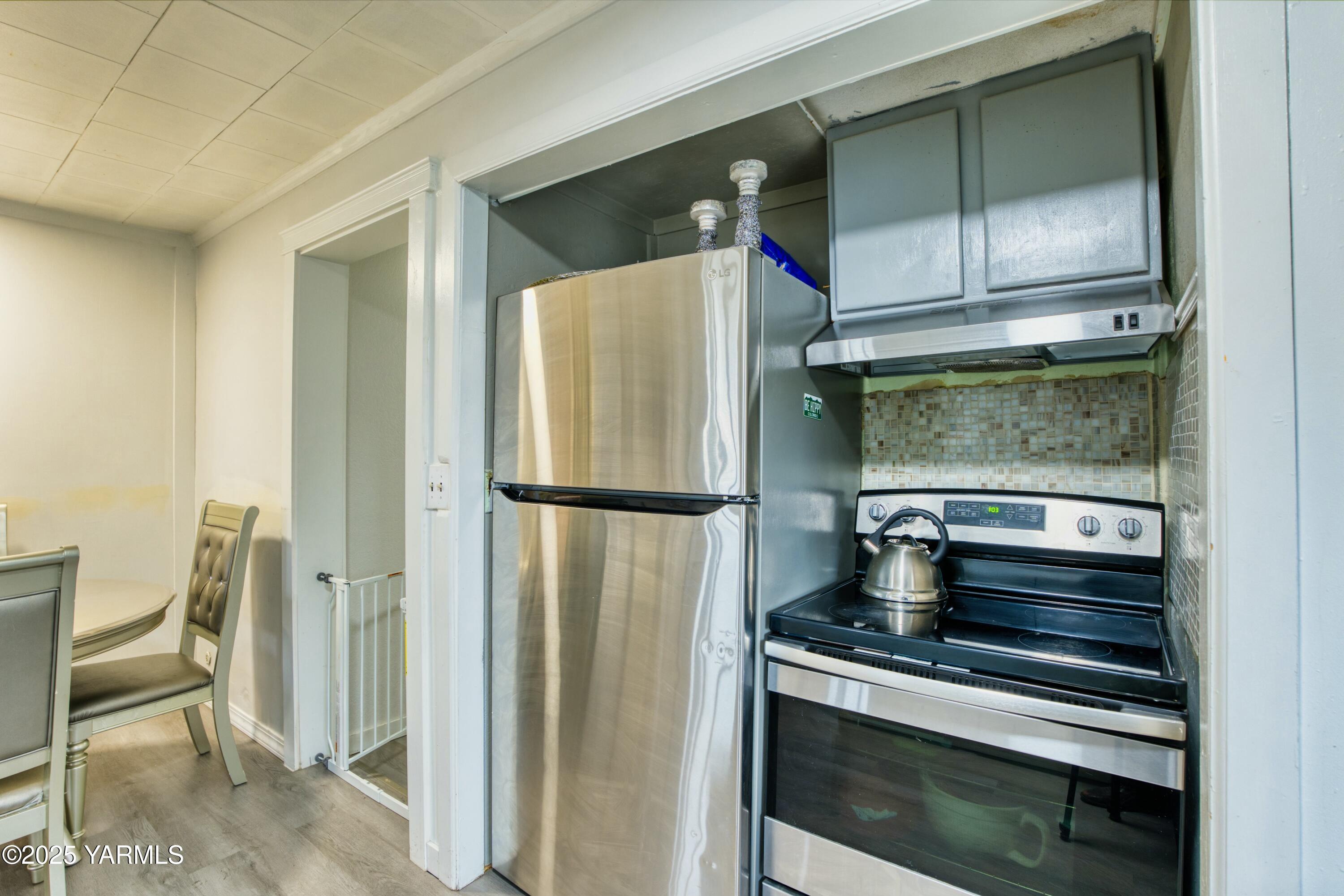 2691 Sheller Road Sunnyside, WA 98944 - Photo 13 of 28 a kitchen with a stove and a refrigerator