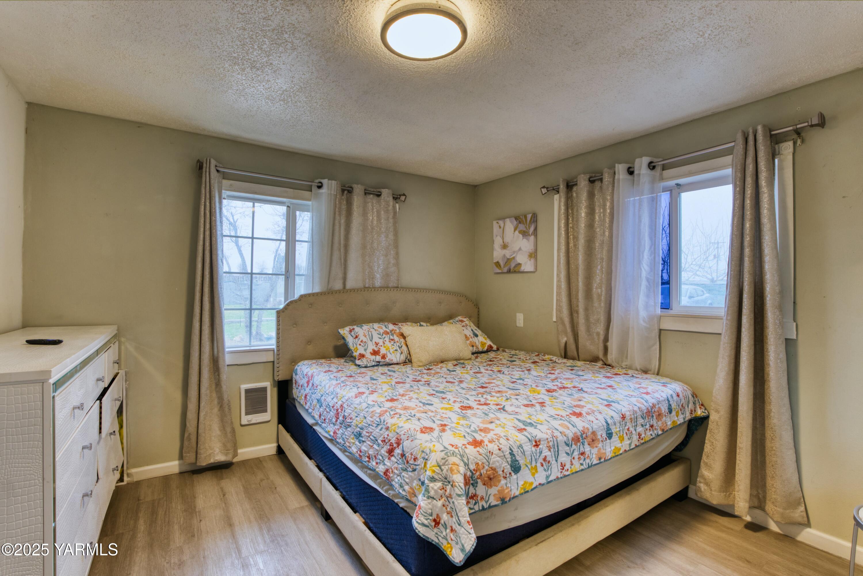 2691 Sheller Road Sunnyside, WA 98944 - Photo 17 of 28 a bedroom with a bed and a window